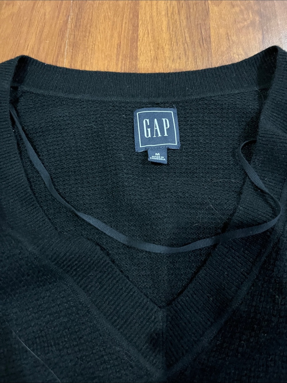 GAP Women's Black V-Neck Lightweight Sweater - Picture 2 of 3